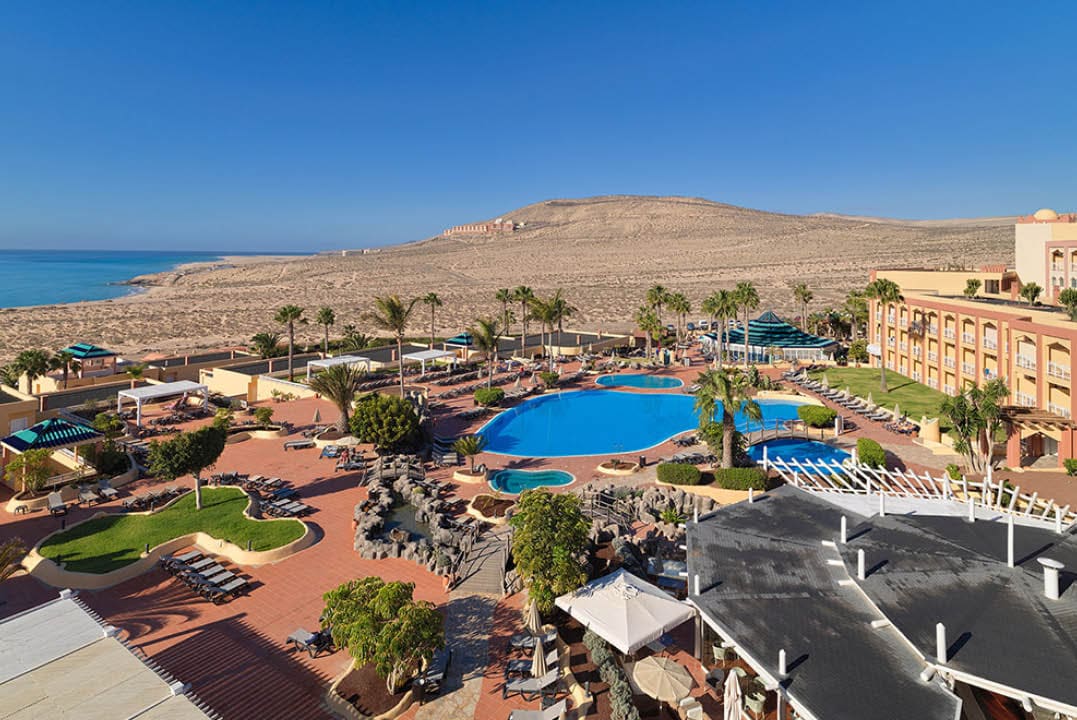 01 Hotelandswimmingpoolgeneralview