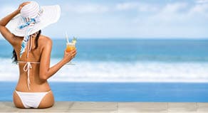  Attractive young woman in straw hat enjoy in sunny summer day with cocktail