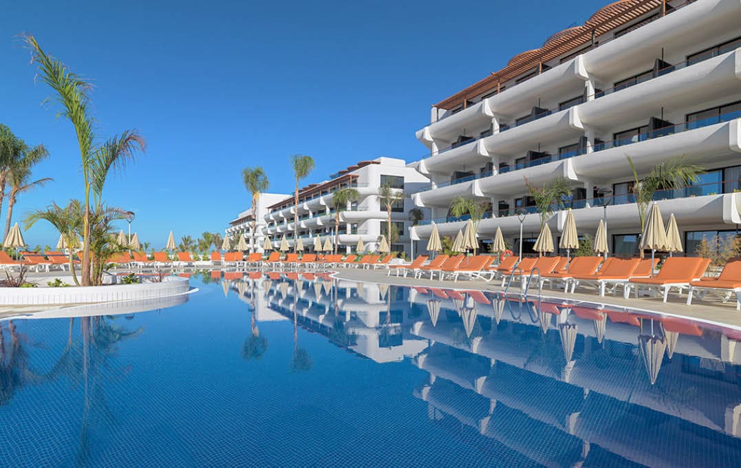 01  Hotel and swimming pools general view