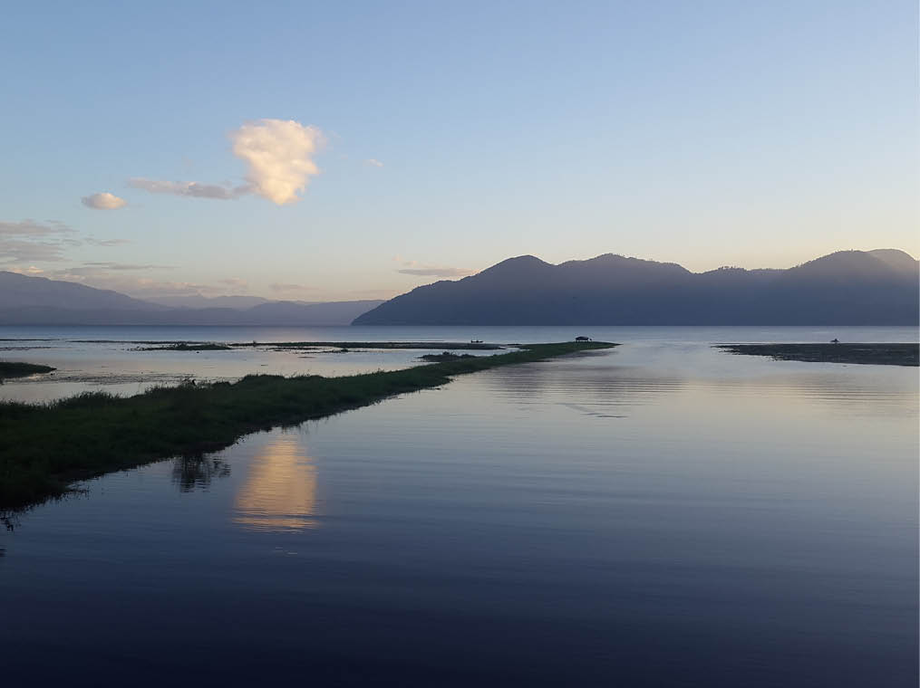 Lake  sunset  and cloud