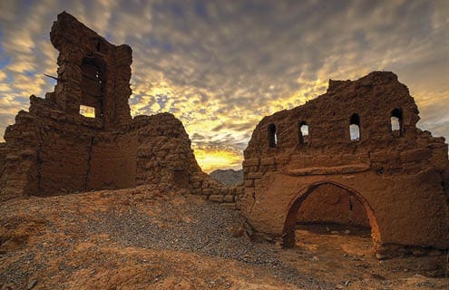Tanuf castle ruins are the historical remnants of an old village abandoned after the Jebal Akhdar War in 1958. Set at the foot of the scenic Jebal Akhdar Mountains, the crumbling ruins of the village lie on a vast area. The Tanuf village dates back to the pre-Islamic period.